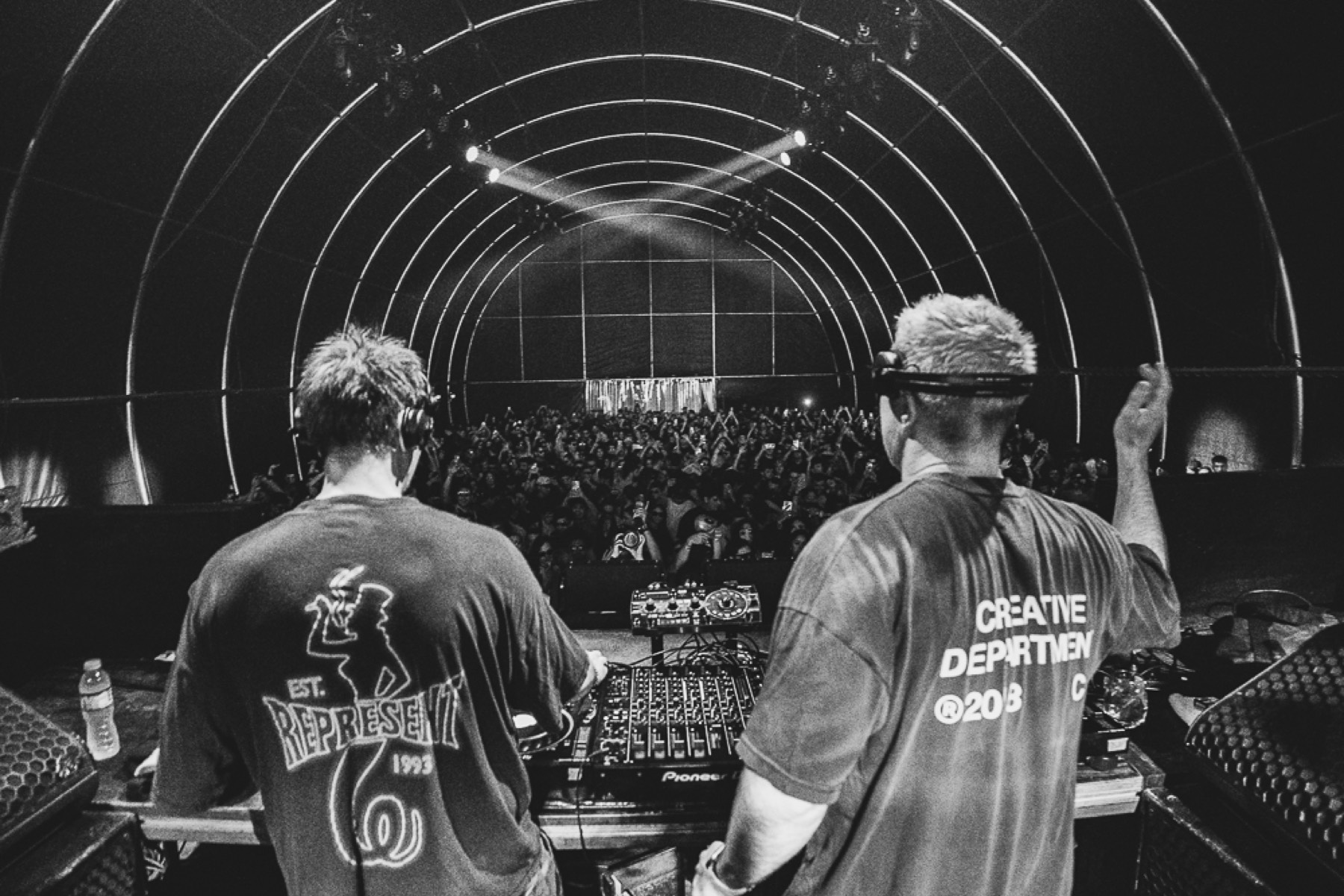 Dos DJs frente a los arcos de Quinta Las Rosas