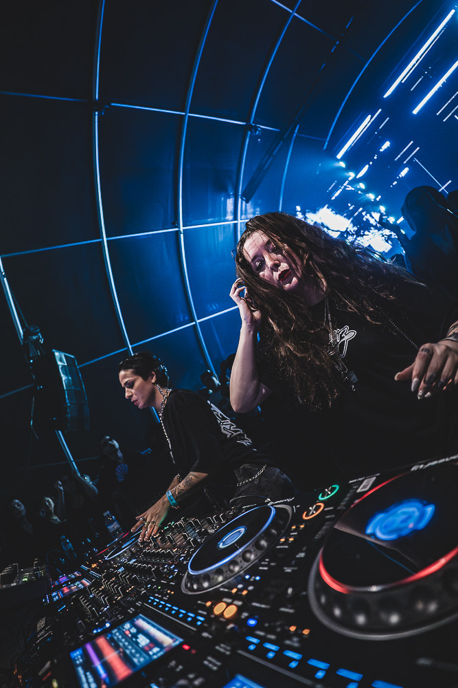 Dos DJs en cabina con luz azul