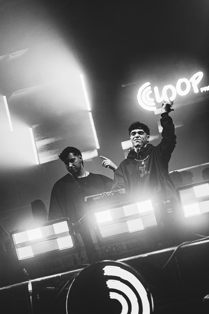 DJ con los brazos en alto, en blanco y negro