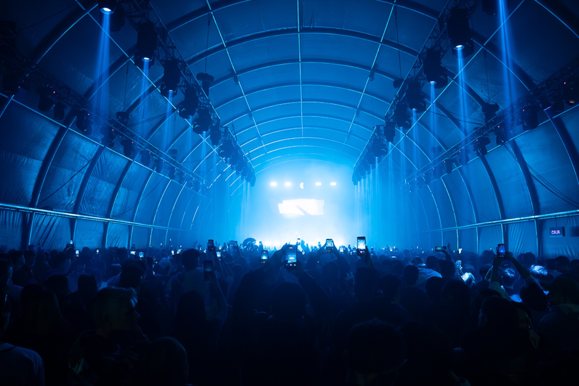Interior de la carpa de Loop con el público frente al escenario